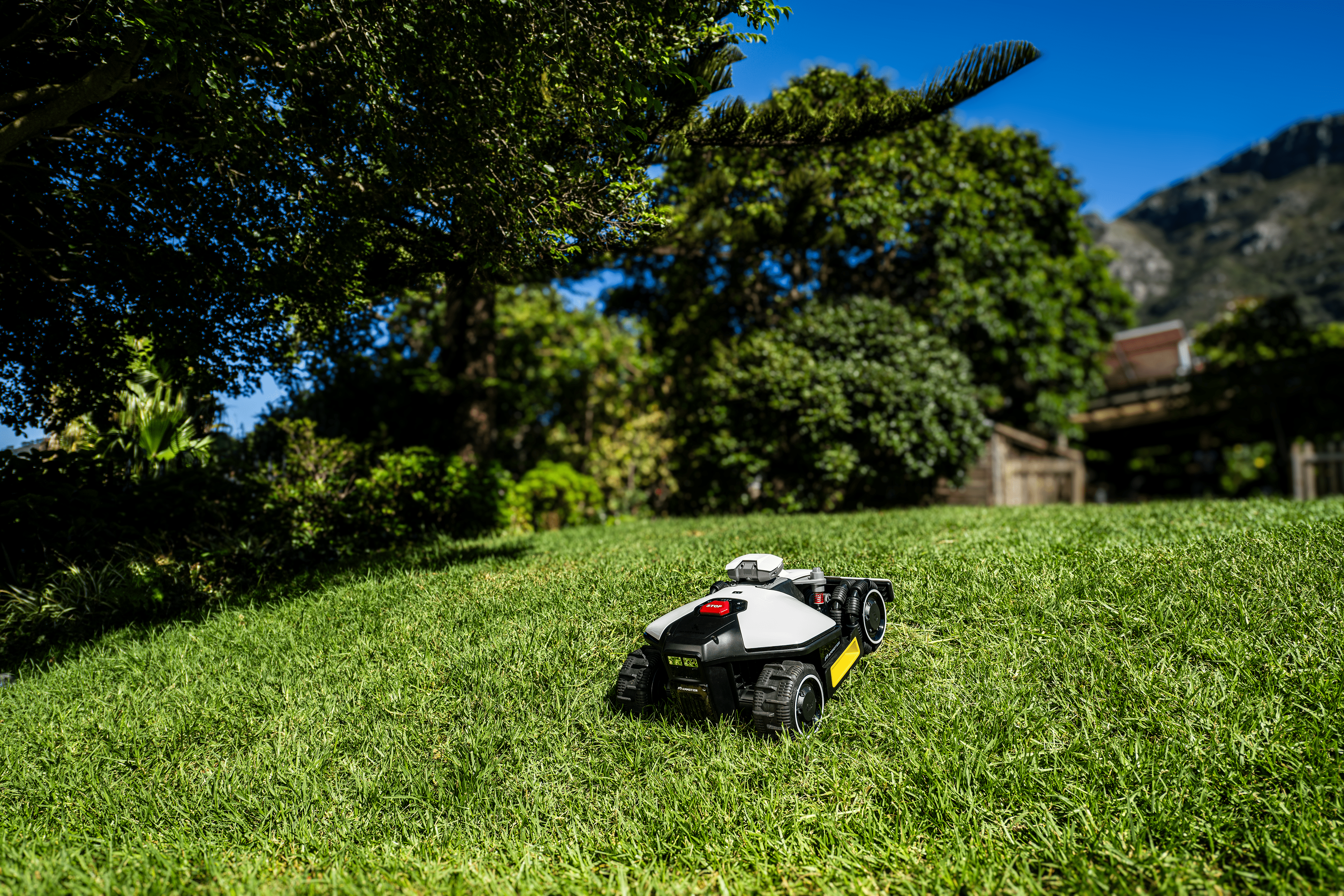 Mammotion LUBA Mini AWD 800 inkl. garage